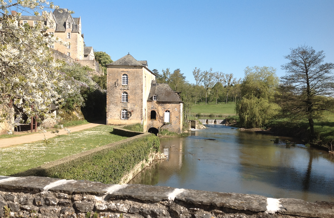 Le moulin de Thévalles et son château